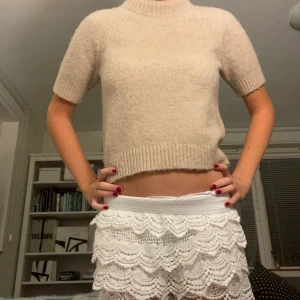 Stickad tröja  - En otroligt fin och populär tröja från NA-KD som inte säljs längre och är knappt använd! Skriv om du vill har fler bilder eller har några frågor💕