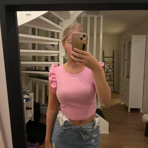 Rosa volang topp  - Rosa volang topp, den är ifrån zara, stolek s . 