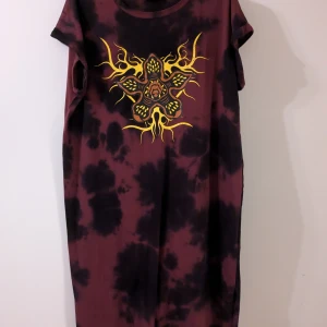 Tie-dye t-shirt med Stranger Things-motiv - Säljer en supercool tie-dye klänning i mörkröd och svart med Stranger Things tryck på. Den har en avslappnad passform och är gjord i mjukt material. Korta slits längst ner. Världens skönaste men tyvärr så kommer den inte till användning. Storlek S men skulle nog passa M eller L också! Bara använd ett par gånger.