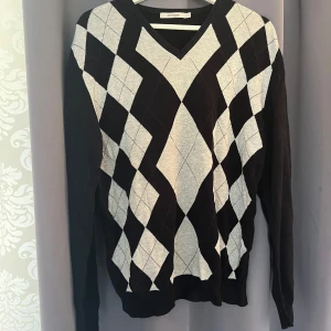  Rutig stickad tröja -  Fin rutig stickad tröja