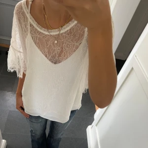 Kortärmad spetstopp - Spetstopp från Lindex i storlek M. Fint skick. Väldigt genomskinlig så man behöver ha något under. Använd gärna köp nu!