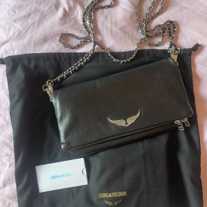 Zadig handväska - Säljer min superfina Zadigväska. Väl omhändertagen och i mycket bra skick. Passar ihop med allt. Större storleken. Både längre och kortare kedja ingår. Silverdetaljer. Dustbag, kvitto och påse ingår. Nypris i butik 4000 kr. Dm vid frågor.💕