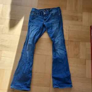 Lowrise bootcut jeans - Storlek 36/32 e typ som en S