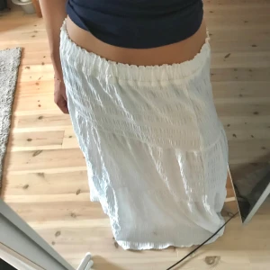 Vit långkjol - Vit långkjol med lite textur. Perfekt till sommaren. 