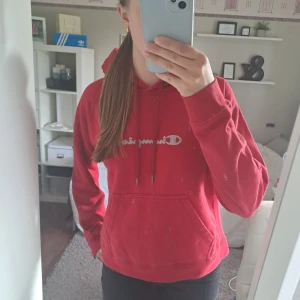 Röd hoodie  - (Det är spegeln som är smutsig inte tröjan) Röd hoodie som är lite croppad. Mycket använd men fortfarande i väldigt bra skick.✨️ Står att storleken är M, skulle säga mer XS eller S.