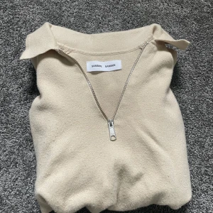 Half zip tröja - Tja, säljer min half zip tröja från jeansbolaget i strl S! Väldigt bra cond 9/10 finns inga defekter på tröjan! Ny pris 1199 kr mitt pris 349 kr! Hör av dig om du är intresserad, Mvh Erik!