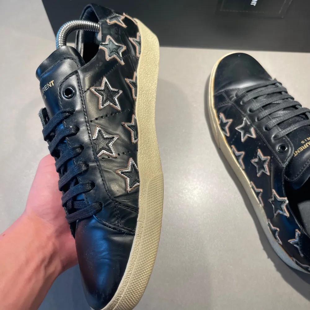 ‼️VI TAR EJ BYTEN‼️ Saint Laurent (SL06) sneakers ⭐️ | Skick: 9,5/10 | Storlek 40 fits 41 | endast kort ingår | Fraktar inom 24H efter köp, på köparens bekostnad 📦 | Hör av dig vid minsta fråga eller fundering 💭. Skor.