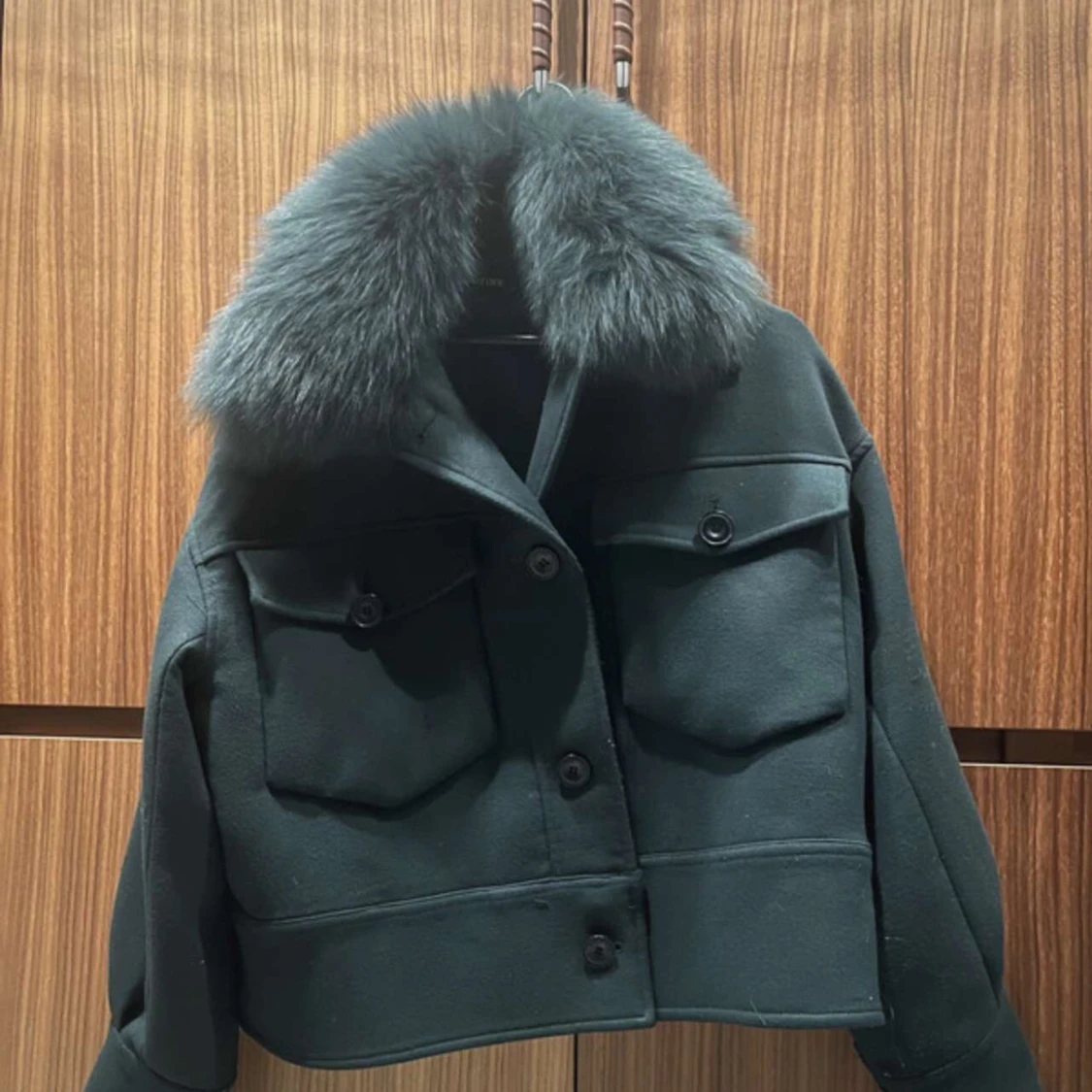 Mörkgrön jacka med fuskpäls - 92