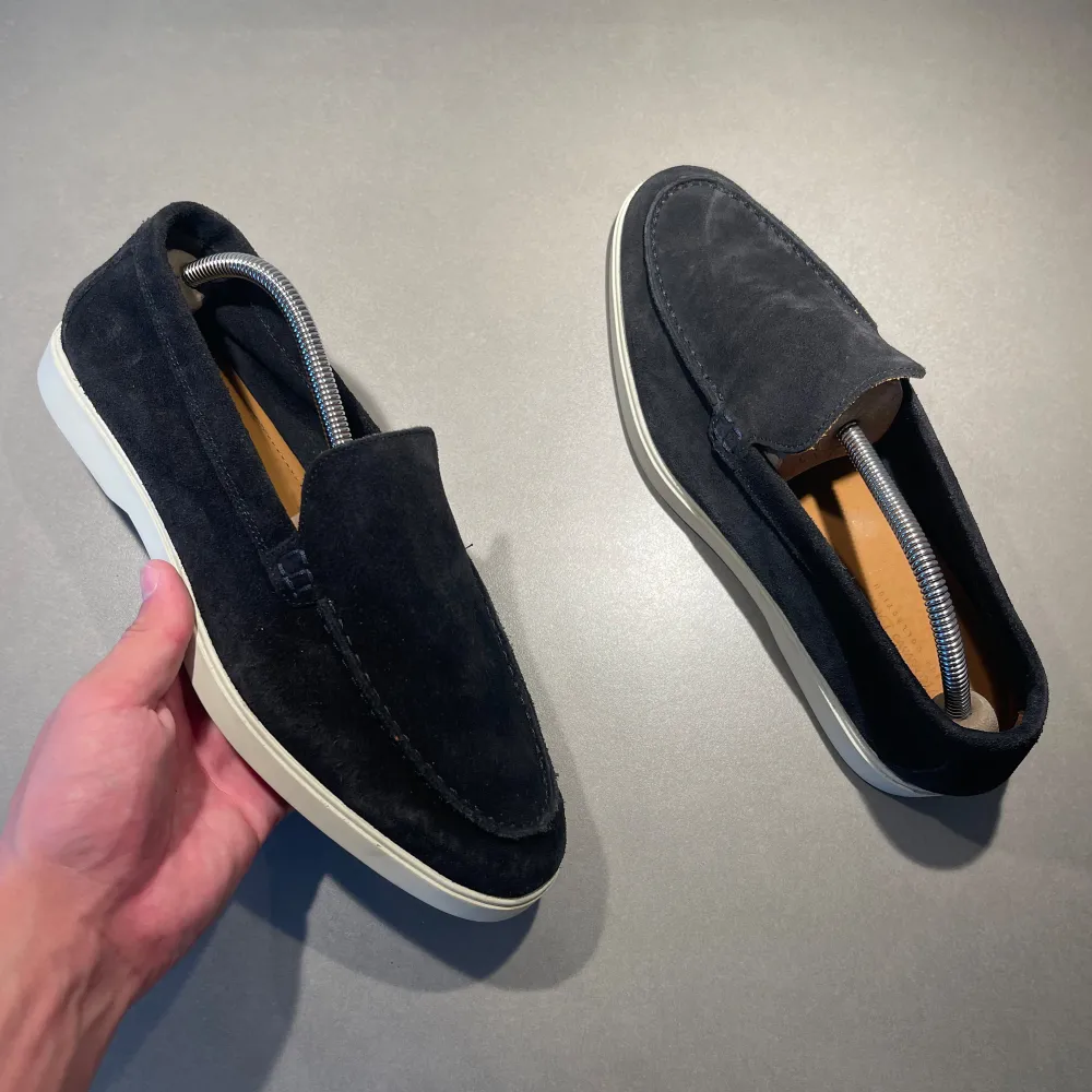 ‼️VI TAR EJ BYTEN‼️ Massimo Dutti Loafers | Skick: 8,5/10 | Storlek 41 fits 42 | Endast Skorna ingår!! | Fraktar inom 24H efter köp, på köparens bekostnad 📦 | Hör av dig vid minsta fråga eller fundering 💭. Skor.