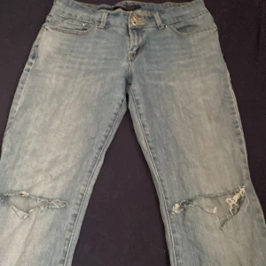 Säljer ett par levis jeans  - Hejj jag säljer mina levis jeans använda mins 2 elle 3 gånger dom blev för små på mig nu så tänkte sälja dom jätte snygga tyck på bakfickorna 