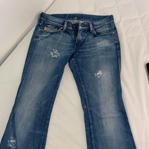 Supersnygga diesel jeans - TRYCK INTE PÅ KÖP NU! Säljer nu ett par supersnygga diesel jeans, aldrig använda av mig💗 inga defekter, säljer för att dom inte passar mig💗 har inga fler bilder