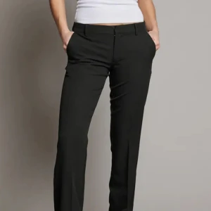 Svarta kostymbyxor  - Jag säljer dessa superfina kostymbyxorna i storlek 34 då jag växt ur dom. De är i fint skick och har endast blivit använda ett fåtal gånger. Skriv privat för fler bilder💗