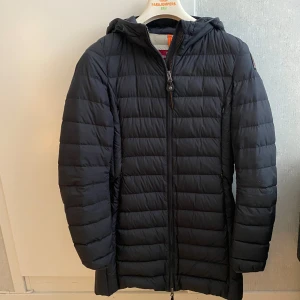 Parajumpers Irene jacka - Säljer denna jätte fina Parajumpers dunjacka i modellen Irene. Den är nästan i nyskick och i storleken XS men passar även som S. Nypris: 5999kr