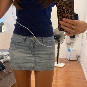 Mini jeans kjol  - Midjemått 37cm. Längd 28cm ❤️ bra skick 