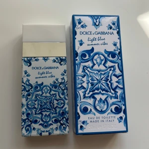 Dolce & Gabbana parfym - light blue summer vibes, 50ml i nyskick helt oanvänd 💗 kom privat vid frågor och pris kan diskuteras vid snabb affär