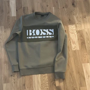 Hugo Boss Tröja - Utmärkt skick storlek S, knappt använd då jag har större storlek numera. 