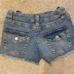 Gina Young low chunky denim shorts - Helt nya, köpte fel storlek så jag har bara provat dem en gång. Storlek 152. Fråga gärna efter fler bilder och mått😊Slutsålda i nästan alla storlekar, nypris 249.95❤️