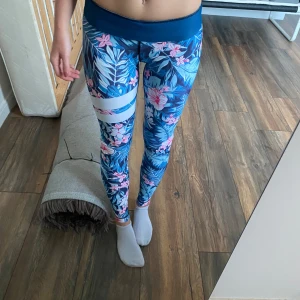 Träningsbyxor från stronger - Säljer dessa fina och superskönt träningsbyxor från stronger. Det är i storlek s, men passar även xs skulle jag säga.☺️De är i väldigt bra skick. Hör av dig vid frågor💕☺️