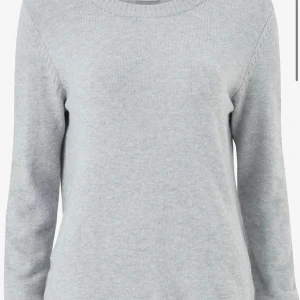 grå stickad tröja - säljer denna gråa stickade tröjan från vila då den inte kommer till användning längre, tröjan är i bra skick och är använd fåtal gånger 