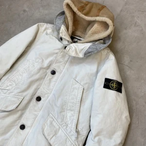 Stone Island David TC Down Parka Jacket  - Jag säljer min Stone Island David TC Down Parka Jacket i vit, herrstorlek Large. Jackan är i riktigt bra skick, men tyvärr är den för liten för mig, så jag måste låta den gå vidare till någon annan som kan uppskatta den fullt ut. 	•	Storlek: Large