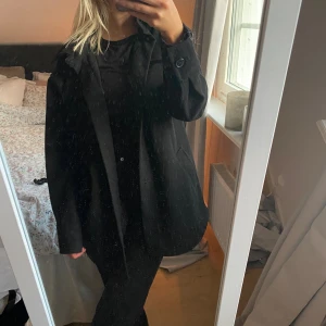 Kappa bikbok - Jätte fin lite kortare kappa i fint skick, har dock tappat bort bandet till den men jag använder den utan bandet!