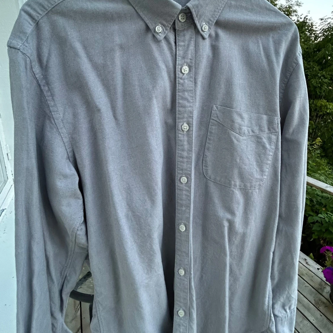 Grå långärmad skjorta