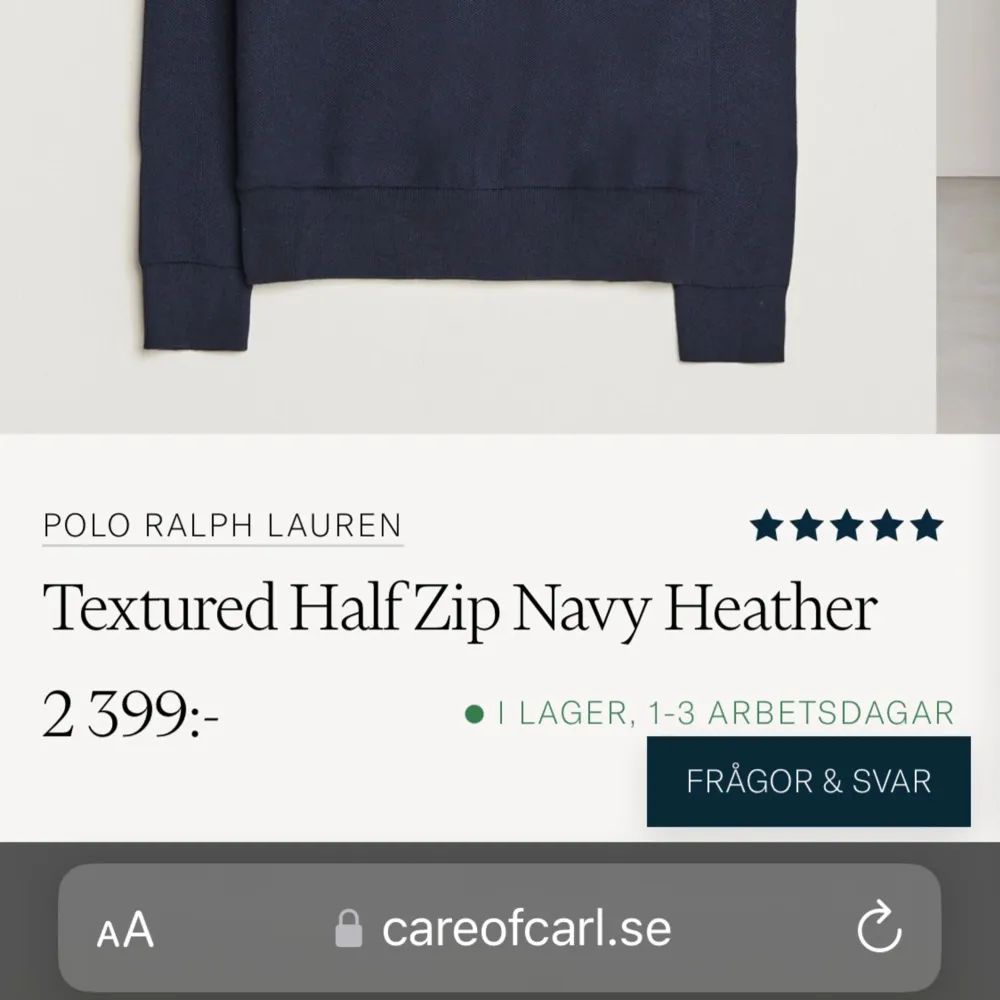 Nypris: 2399 kr! Säljer en snygg och stilren mörkblå tröja från Polo Ralph Lauren. Den har en halv dragkedja och är perfekt för både vardag och lite finare tillfällen. Tröjan är i bra skick och har det klassiska Polo-loggan broderad på bröstet.. Tröjor & Koftor.