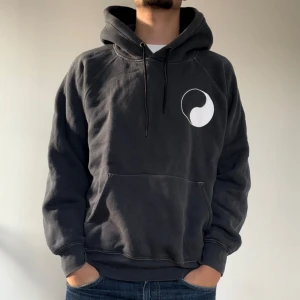 Svart hoodie med tryck - Säljer en marinblå/ grå hoodie från Our Legacy. Perfekt för en avslappnad stil och passar till alla tillfällen. Den är i bra skick och superbekväm att ha på sig.