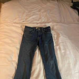 Framme jeans storlek 25  - Säljer dessa super snygga jeans ifrån märket Frame original pris är 2950!💗 i väldigt bra skick! 