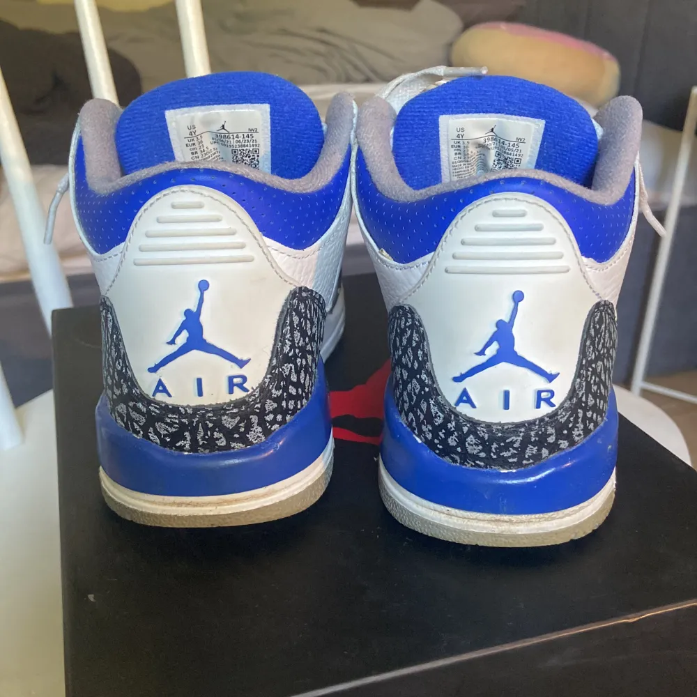 Tvär snygga Jordan 3s i färgen racer blue, finns täcken på användning men annars fortfarande väldigt fina (låda ingår)❔❕. Skor.