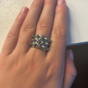 Edblad peak ring - Edblad ring i rostfritt stål, modellen ”Peak”. Strl 18. Nypris 400, inga defekter eller liknande, har tyvärr inte kvar den lilla kartongen man får med när man köper den. Billigare vid snabb affär 💕