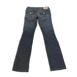 TRUE RELIGION JEANS!!!! - jätte fina, midjemått 37🎚️🐈‍⬛ längden e perfekt för mej som e 165, köpt från plick lånade bilderna Skriv för mer bilder om intresserad, !! JAG MÖTS BARA UPP!!