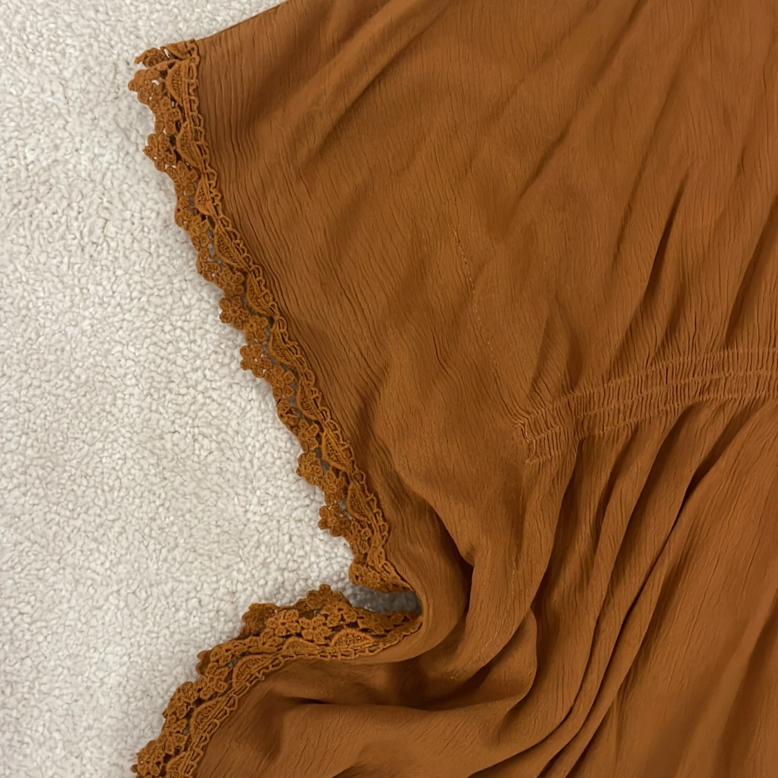 Brun topp med knytband och spetsdetaljer - 90