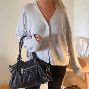 Grå kofta  - Super fin och mysig kofta i jätte bra material!!! Intill oanvänd!❣️❣️