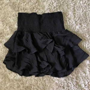 Svart kort volangkjol - Så gullig kjol med volang, aldrig använd💘💘