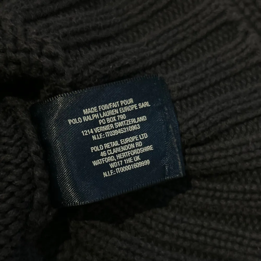 Säljer denna super fina Ralph Lauren crew neck tröjan pga att den inte kommer till användning längre. Använd 2-3 gånger. Storleken är 10-12 barn storlek. Skicket är 9/10 pga av att det är en äldre modell på tröjan. Byd 💗 . Tröjor & Koftor.