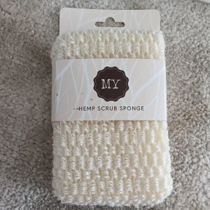 MY Hemp Scrub Sponge - En nyköpt exfolierande skrubbsvamp från MY, tillverkad av 64% hampa, 15% polyester och 21% polypropen. Perfekt för att ge huden en mjuk och ren känsla. 