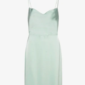 Mintgrön silkesklänning  - Superfin lång silkesklänning från vila som är använd en gång, säljer pga har ingen användning för den längre.:)