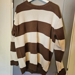 Randigt - Randig, stickad tröja från Brandy melville. ONE SIZE, ganska stor. Jätte bra skick.