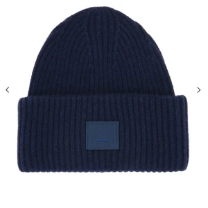 Acne studios mössa - Säljer min fina acne studios mössa! Det är den perfekta mössan. Passar till allt och värmer jättebra. Och inte minst den snyggare mössan💕 nypris ca 1800kr. Bara att skriva vid minsta fundering❤️