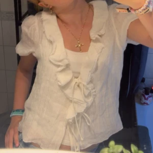 Gullig top  - Använder inte denna längre då den inte riktigt är min stil. Jag har ett linne under. Den har inga defekter eller liknande. Kontakta mig vid intresse.