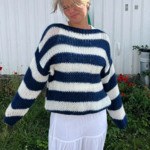 Stickad tröja från DesignBySi - Så fin mörkblå & vit randig stickad tröja från Design By Si i storlek XS/S. Aldrig använd så i superfint skick! Nypris: 600kr! 💙💙🤍🤍