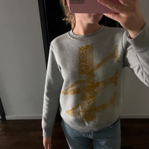 Carin Wester tjocktröja  - Säljer min supersköna tjocktröja från Carin Wester. Nypris ca 500kr