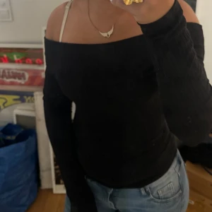 Off shoulder topp - En jättefin off shoulder tröja från HM i strlk xs,använd fåtal gånger🌸TRYCK EJ PÅ KÖP NU 