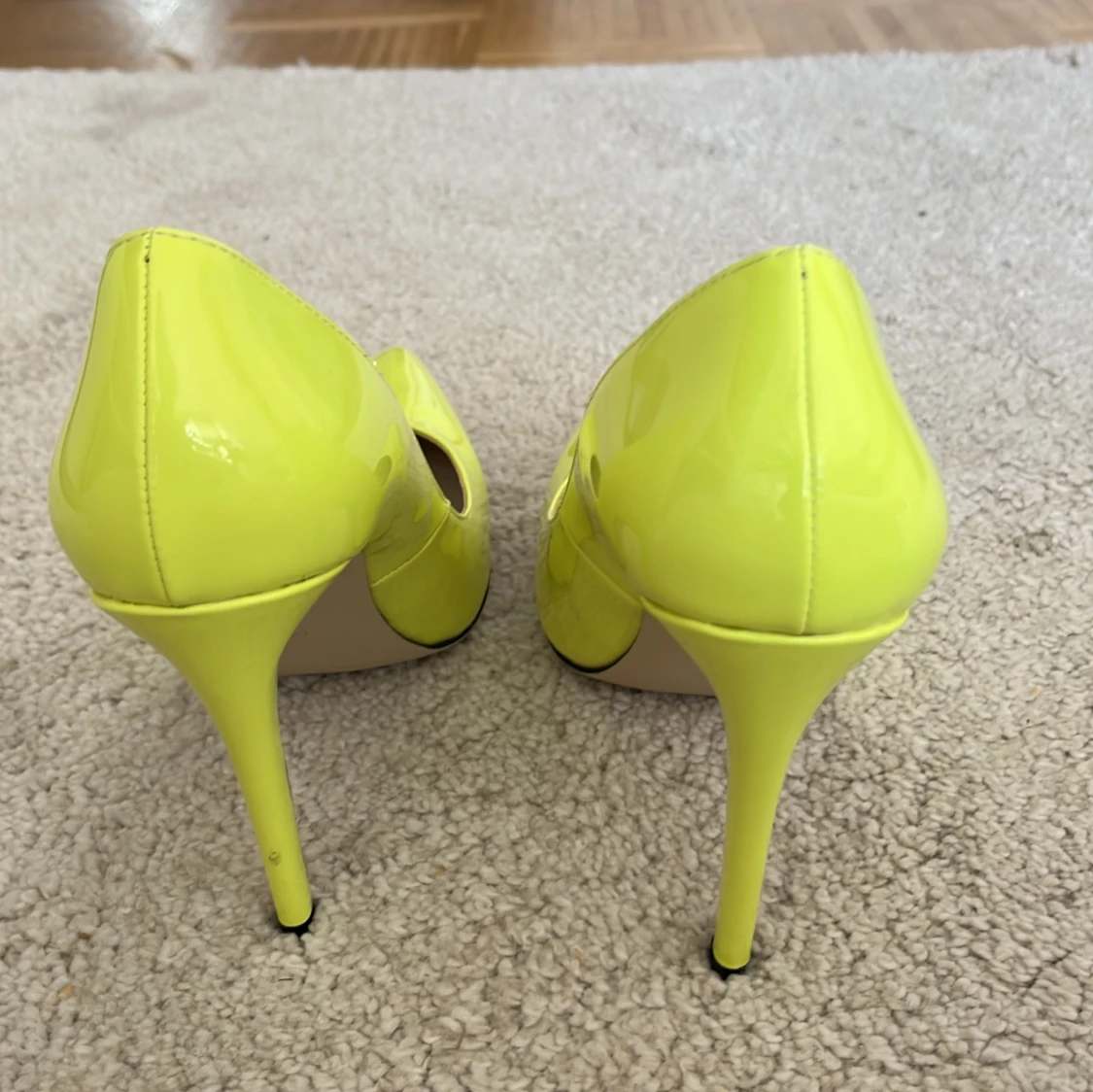 Neongula pumps med klack - 90