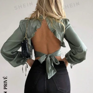 Grön satin blus, öppen rygg - Storlek M men passar även S