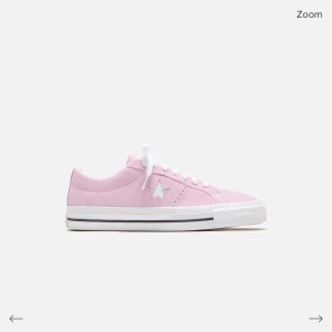 Converse one star pro  - Säljer vidare dessa oanvända Converse då det är för sent för mig att skicka tillbaka dom! Dom är redan packade och klara så det är därför jag inte har någon egen bild☺️kan såklart packa upp dom och ta bilder om det önskas! NYPRIS: 1050 kr