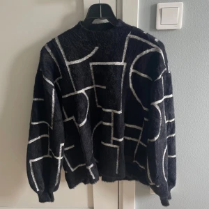 Mysig svart halvpolo - En jättemysig svart tröja från NAKD som tyvärr inte kommer till användning längre. Jättefint skick🖤 nypris: 500kr