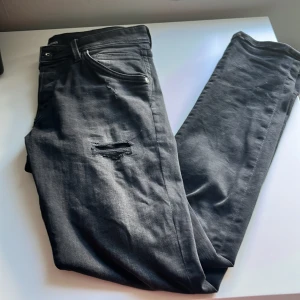 Jack & Jones Jeans - Ett par feta Jack & Jones jeans med slitningar. Passformen är slim fit och i modellen Slimm/Gleen Vid funderingar är det bara att skriva 🔔 