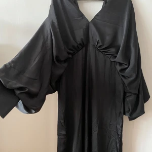 Satin klänning  - Svart satin klänning med ballongärmar.  Från boohoo helt oanvänd med prislapp.